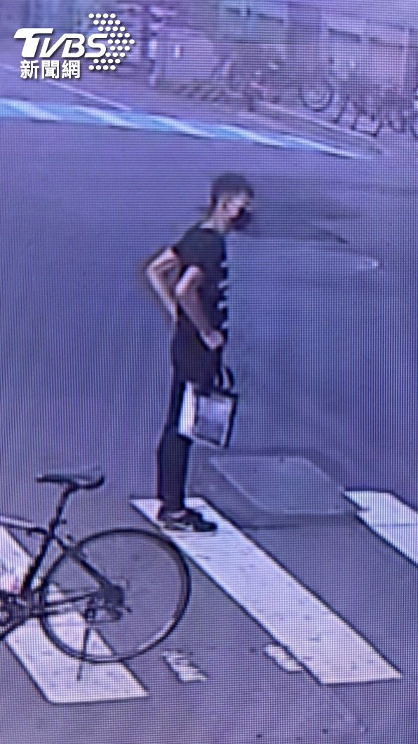方嫌租用YOUBIKE單車沿潭子區興華一路騎乘往勝利路方向逃逸。(圖/TVBS)