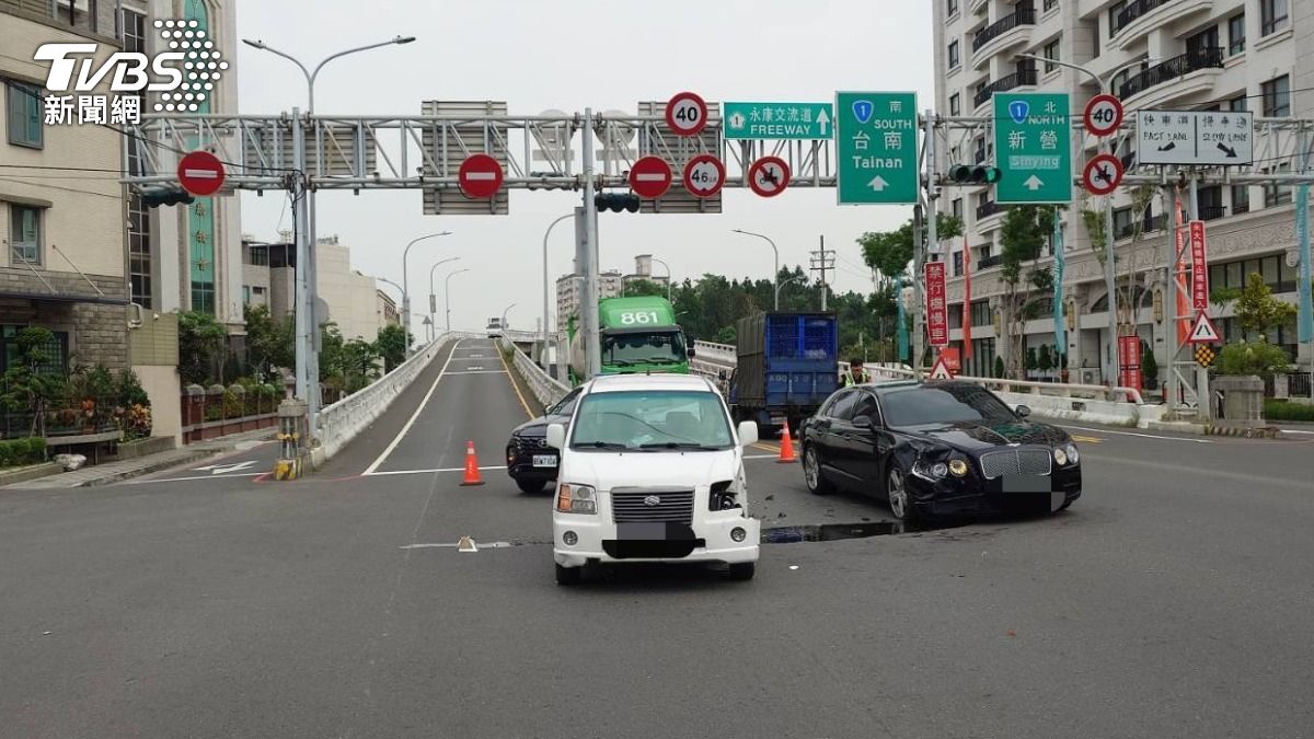 台南永康發生一起擦撞,一輛黑色賓利遭到白色Suzuki擊落。(圖/TVBS)