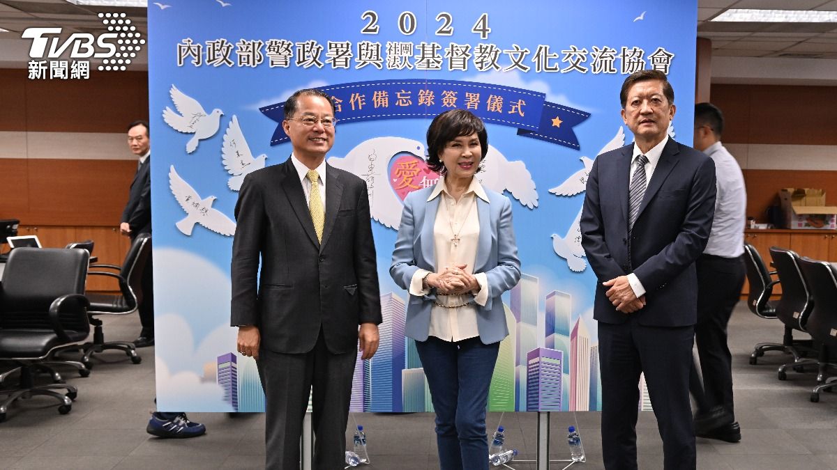 內政部警政署署長黃明昭(左)與社團法人基督教文化交流協會理事長魏悌香牧師(右)。(圖/TVBS)