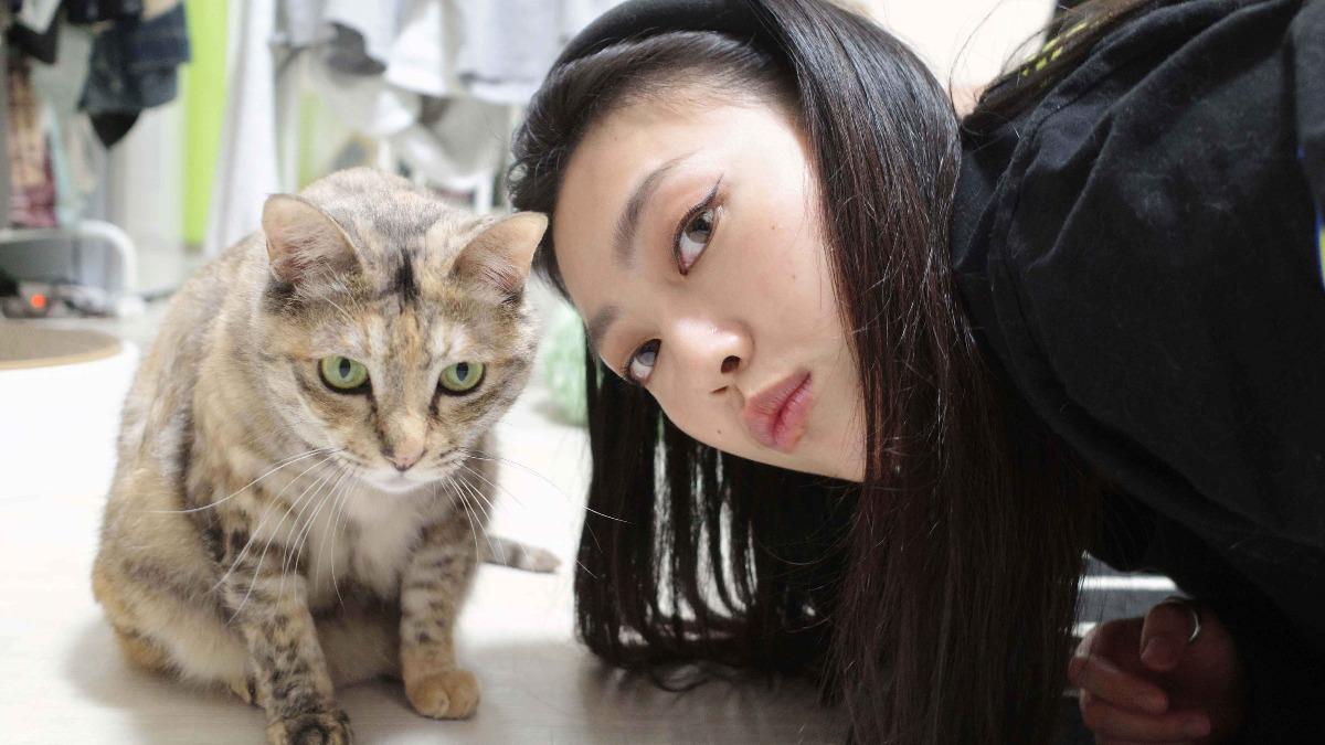 琟娜相當喜歡貓,透過領養帶回如今已13歲的愛貓小花。(圖/谷優娛樂提供)