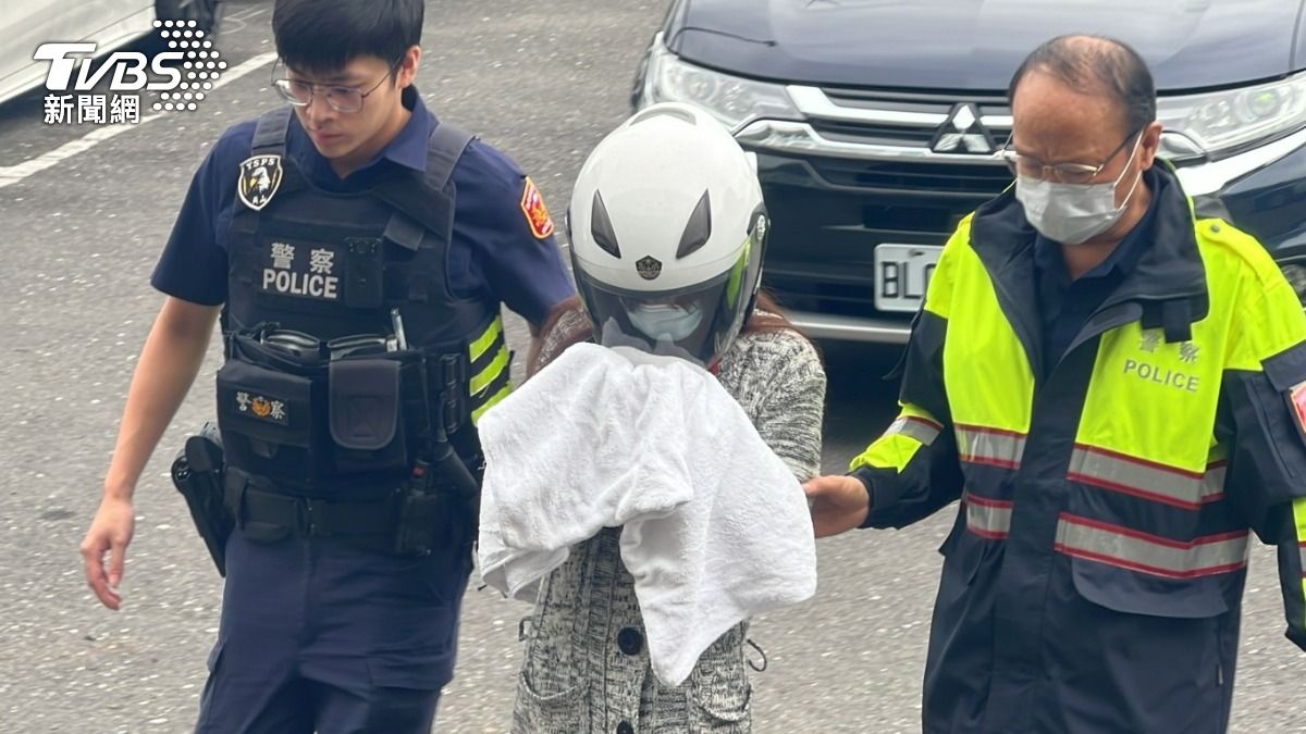 蘇女殺害2幼子後留在現場遭警方逮捕。(圖/張貴翔攝)