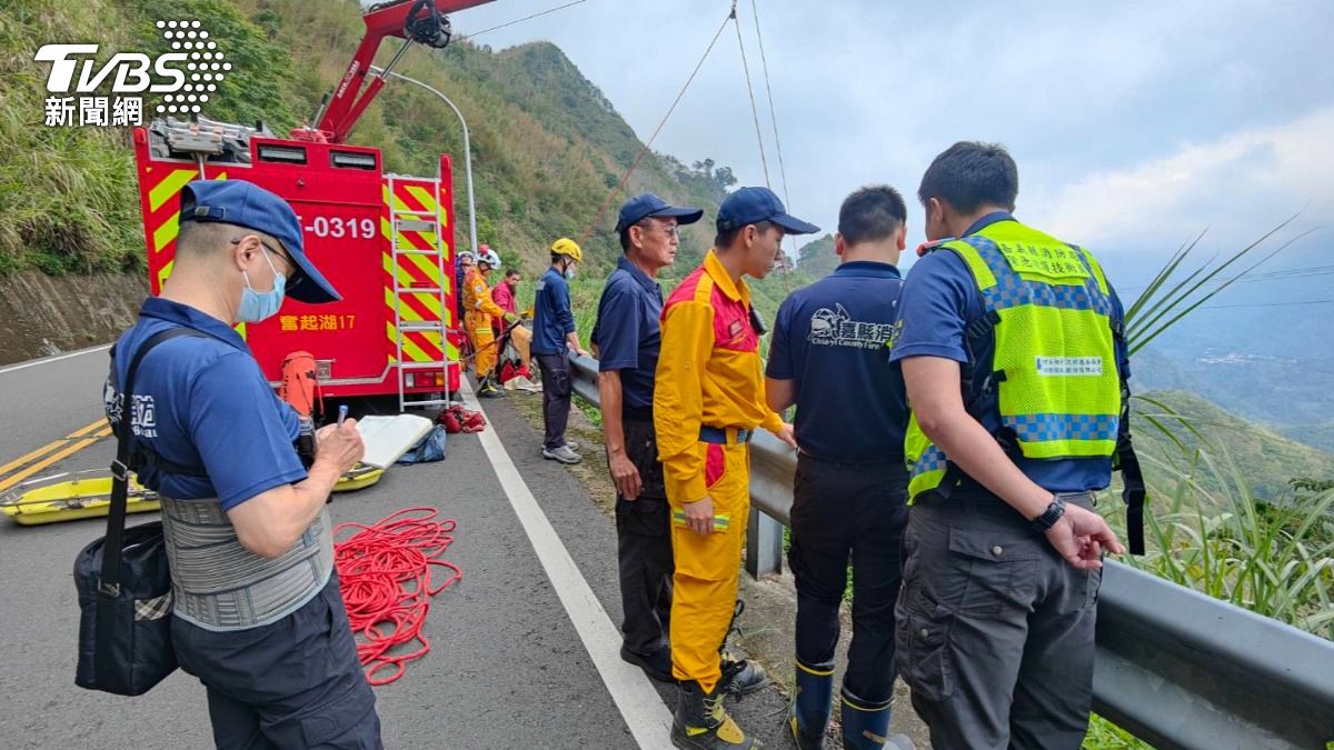 阿里山公路驚傳男子墜300米深崖 警消繩索垂降搜索中