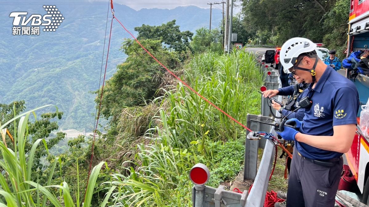 男子掉落300米深的山谷下,警消於墜落點發現草木折痕。(圖/TVBS)