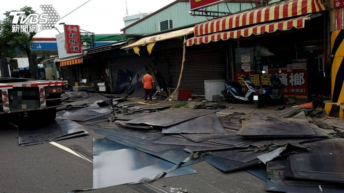 絕命終結站?曳引車掉15噸鋼板 「飛出掉滿地」民眾嚇逃