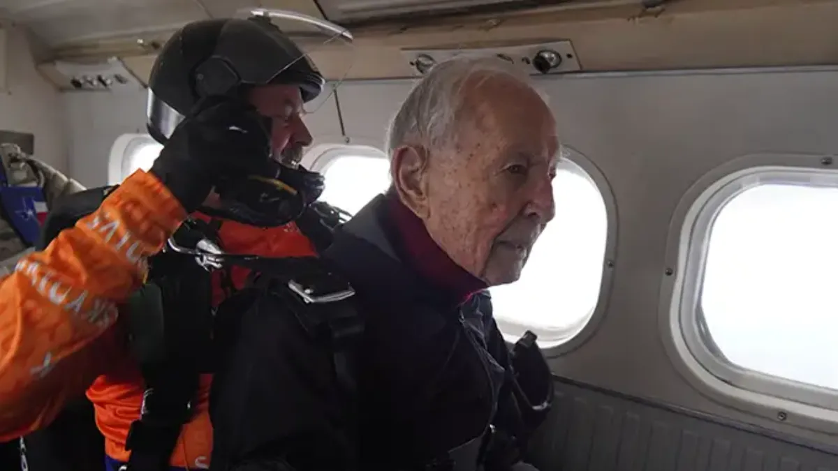 以106歲高齡完成雙人高空跳傘,阿爾弗雷德(右)重新奪回金氏世界紀錄。(圖/翻攝自金氏紀錄官網)