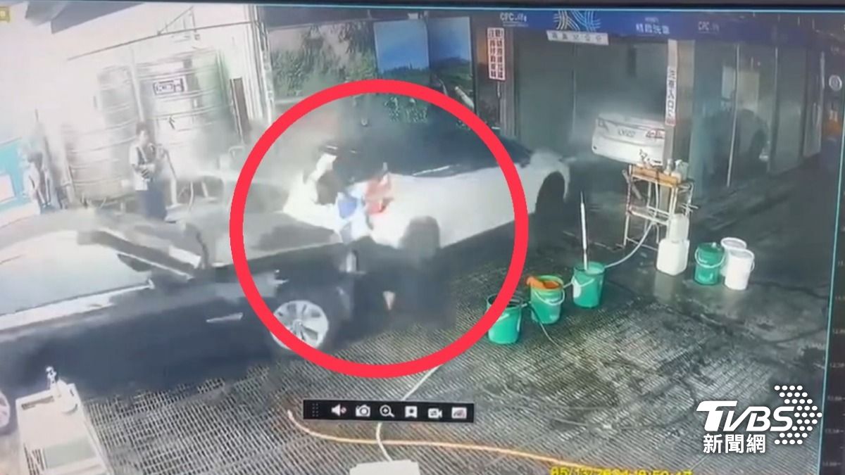 嘉義BMW突衝進洗車場 加油站女員工慘撞「卡車底」送醫搶救