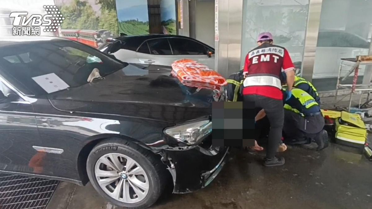 受困在車底下的女員工救出。(圖/TVBS)