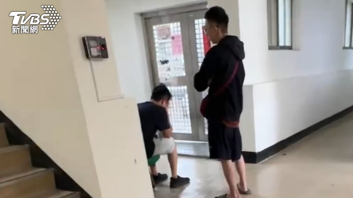 男子想見蘇女一面遭拒，當場淚灑警局。（圖／TVBS）