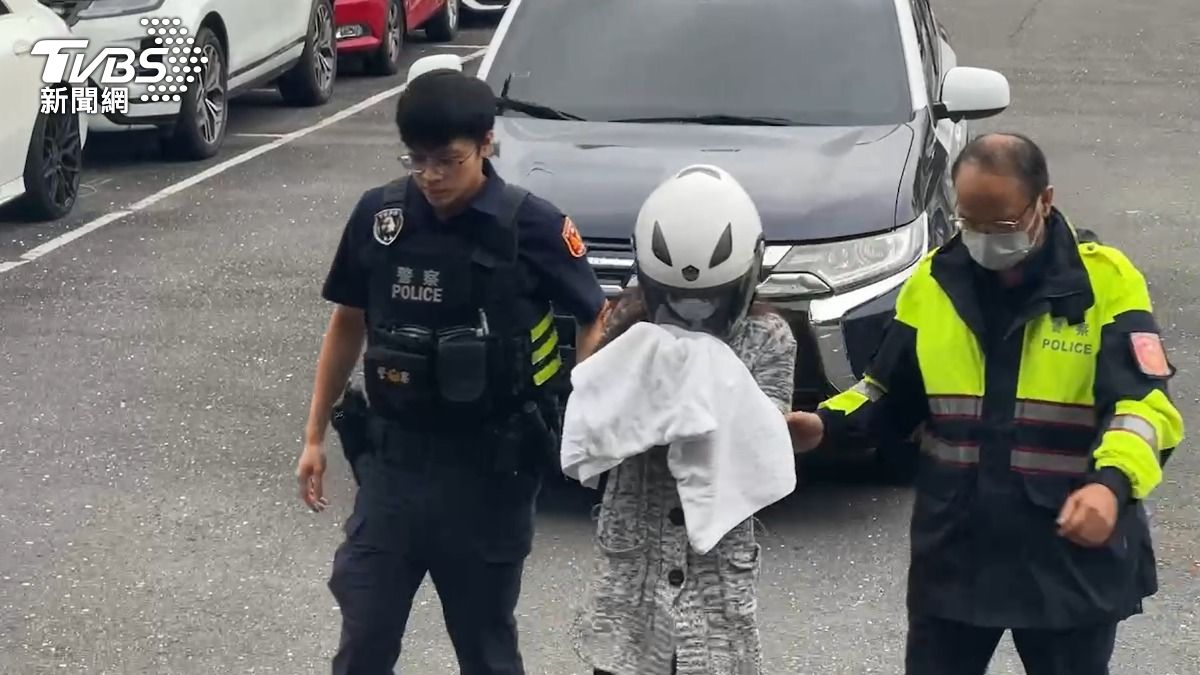 蘇姓女子被警方帶回偵訊。(圖/TVBS)