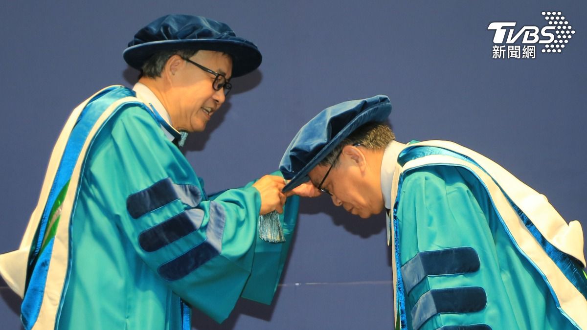 中山大學頒發呂桔誠名譽博士學位。(圖/國立中山大學)