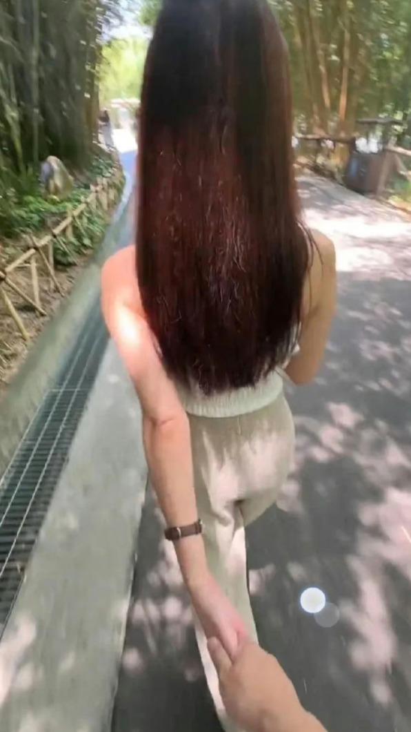 汪小菲和Mandy牽手放閃。（圖／翻攝自微博）