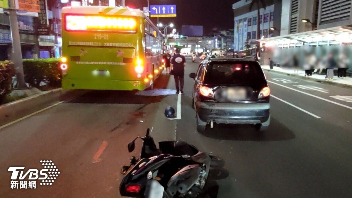 輔大前機車撞小客車!女騎士摔倒遭「公車輾爆頭」不治