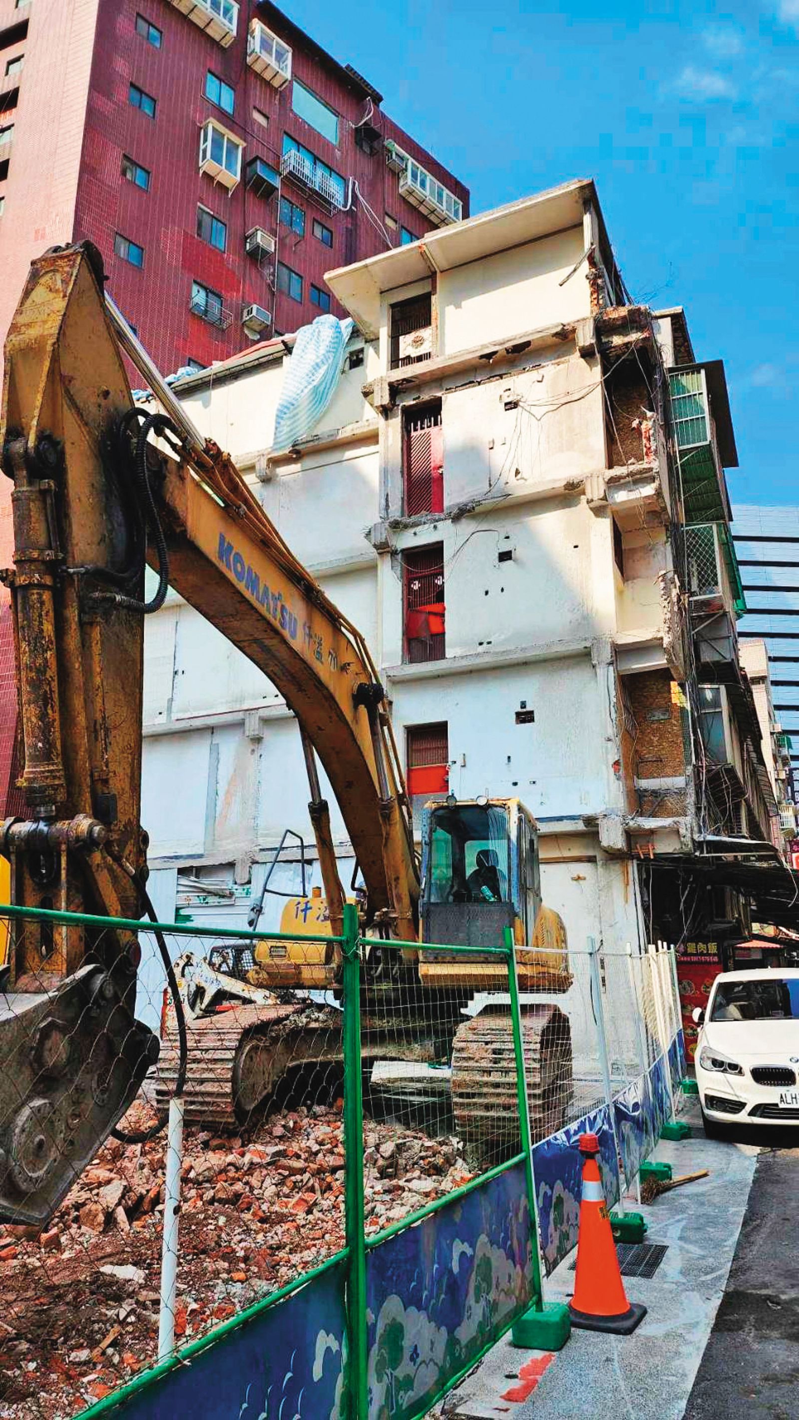 北市吳興街一危老案，有住戶投訴因對重建合約有疑慮，住家竟被排除建築基地外。（圖／讀者提供）