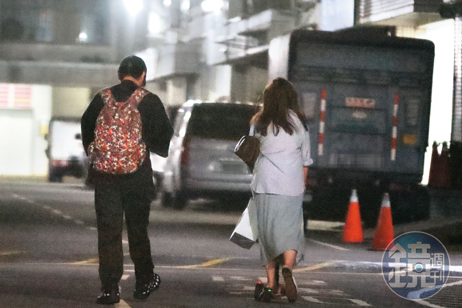 22：03 Toro與女伴走路回家，貌似已經進入同居的狀態。（圖／鏡週刊）