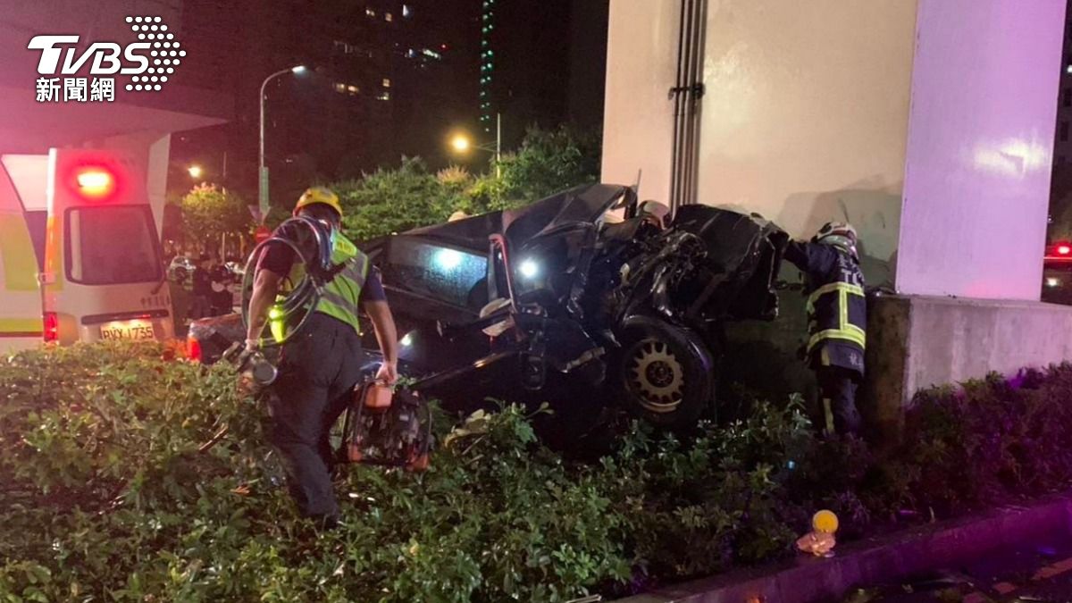 快訊/台中BMW男飛速自撞中捷橋墩「車身擠一團」傷重不治