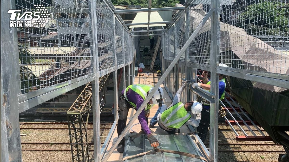 當地居民及遊客可運用便橋持續通行,兩側採自然通風視線通透,還是可觀賞猴硐自然景觀。(圖/新北觀旅局提供)