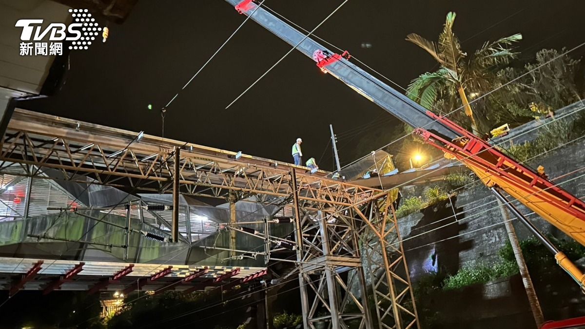 為了不影響火車通行及遵守台鐵相關安全規範,搶在每日凌晨僅4個小時施工。(圖/新北觀旅局提供)