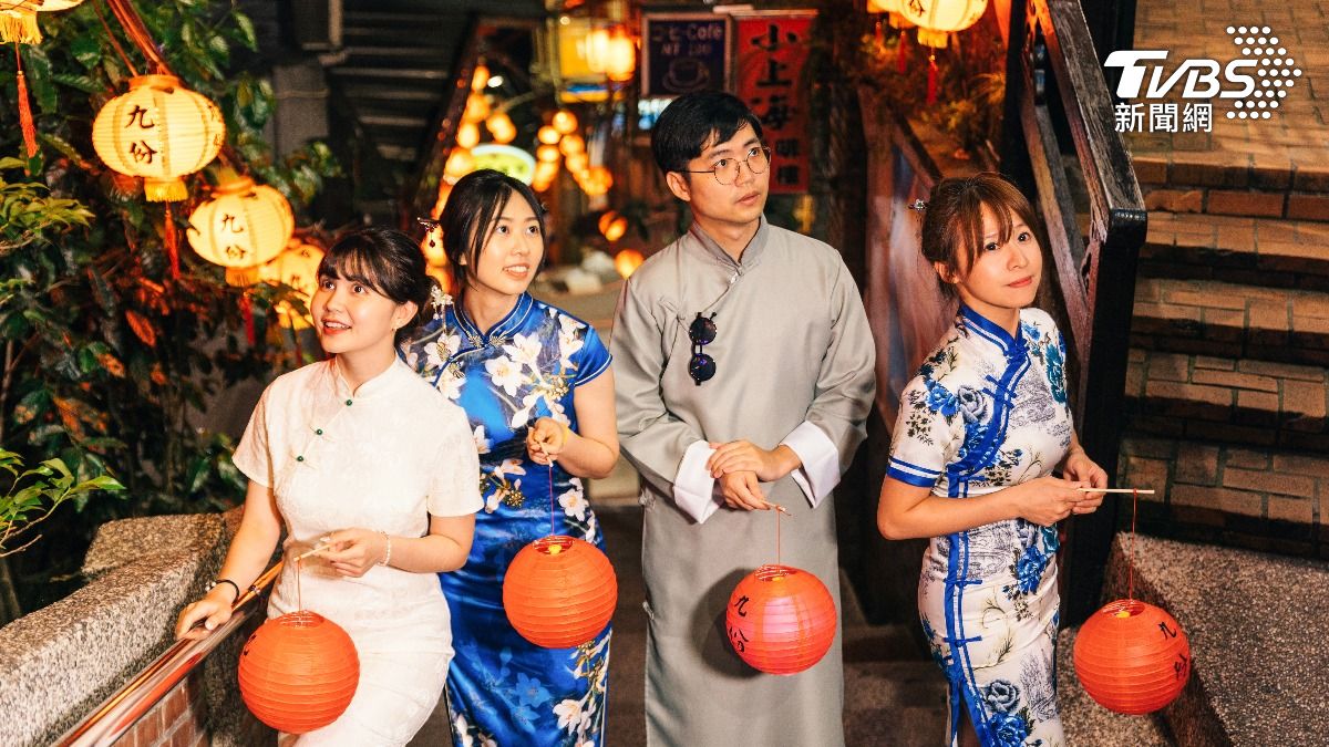 「提燈夜遊祈福行程」及「夜遊雞籠山遊程」,將是九份紅燈籠節德兩大活動主軸。(圖/新北觀旅局提供)