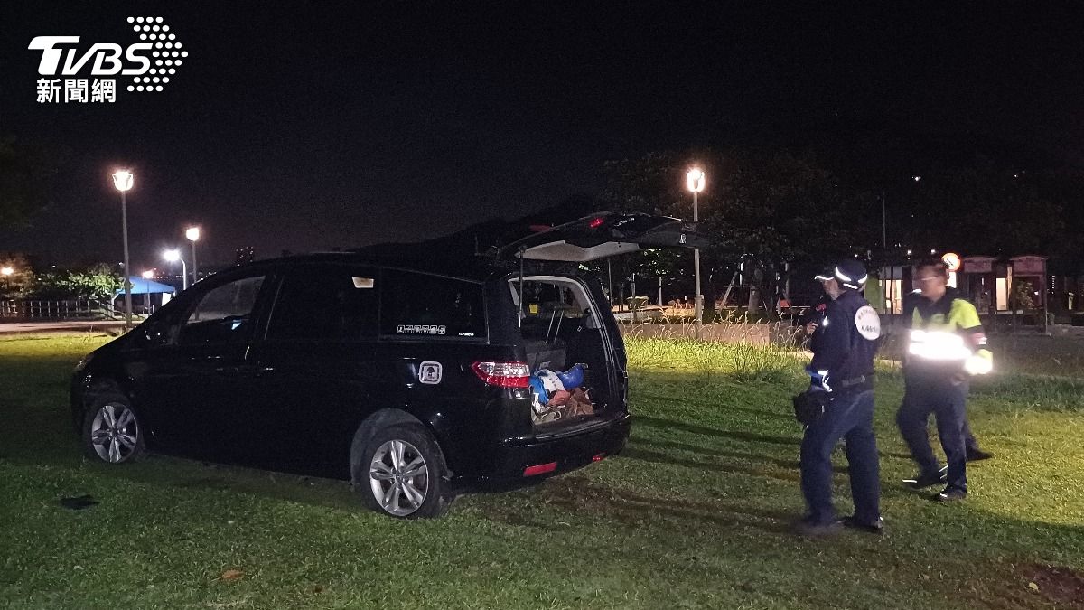 拒檢飛車逸！衝公園草皮撞爆胎　2移工跳淡水河下落不明