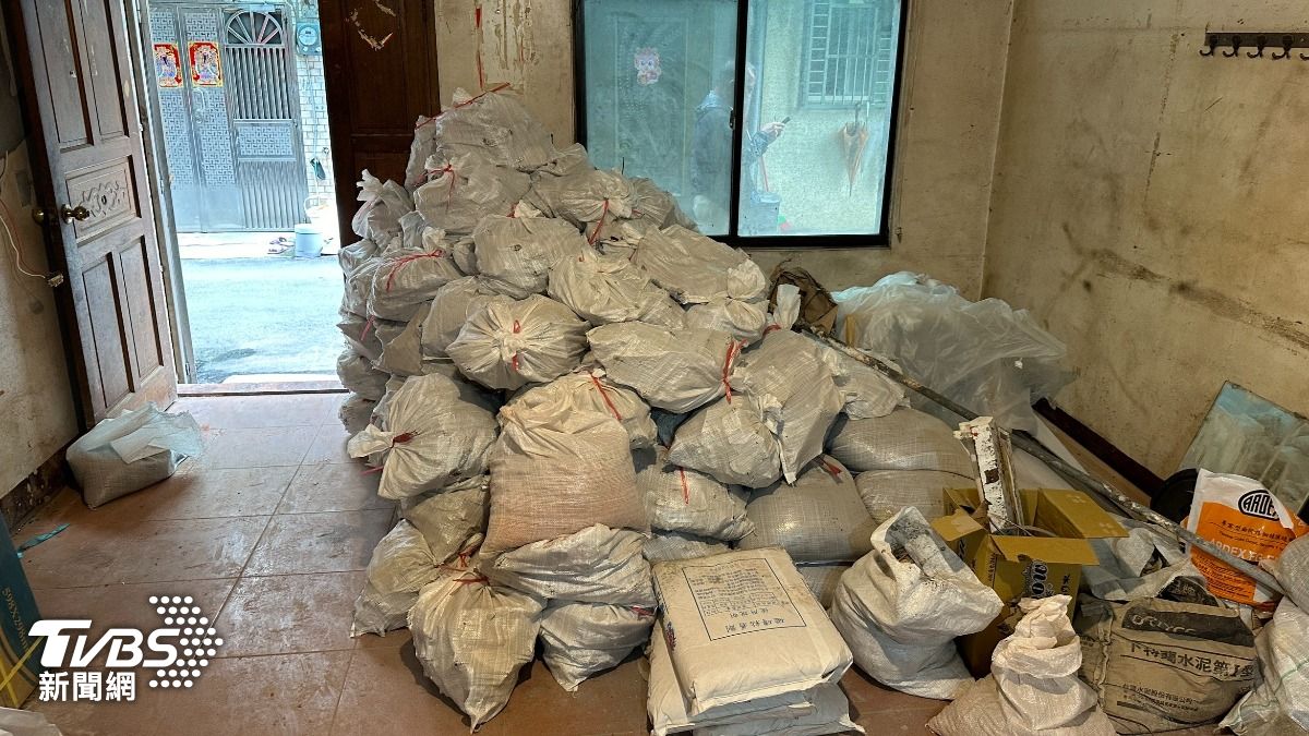 石綿建材廢棄物拆除應保持石綿建材完整性，避免破碎造成粉塵飛散。(圖/新北緩保局提供)