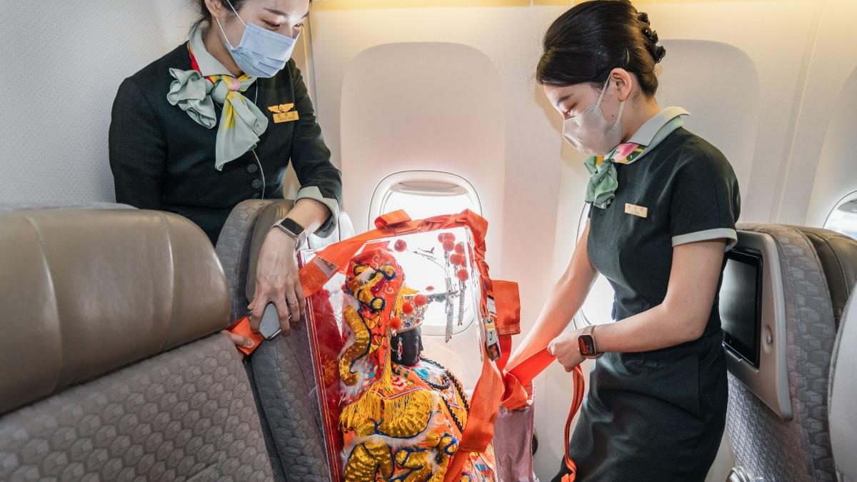 北港媽祖首次美國繞境巡迴3地!空服員協助搭「豪經艙」