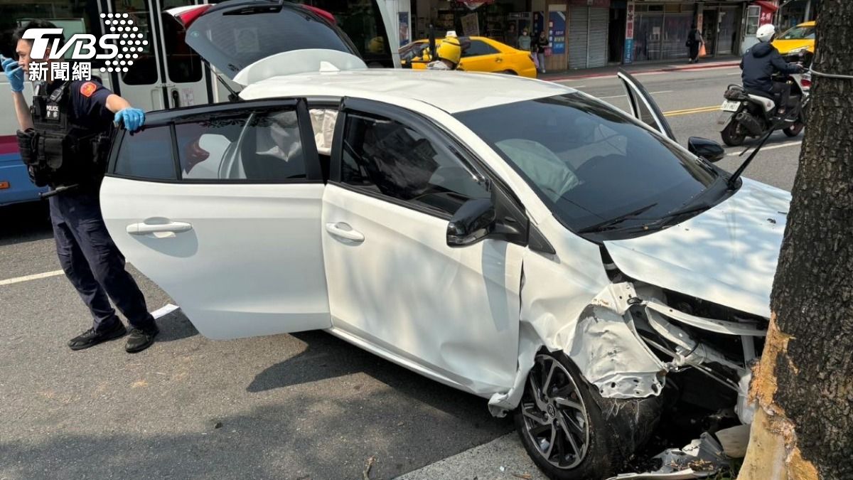 北市內湖轎車撞路樹3人傷　車內毒品露餡　乘客、駕駛下場慘