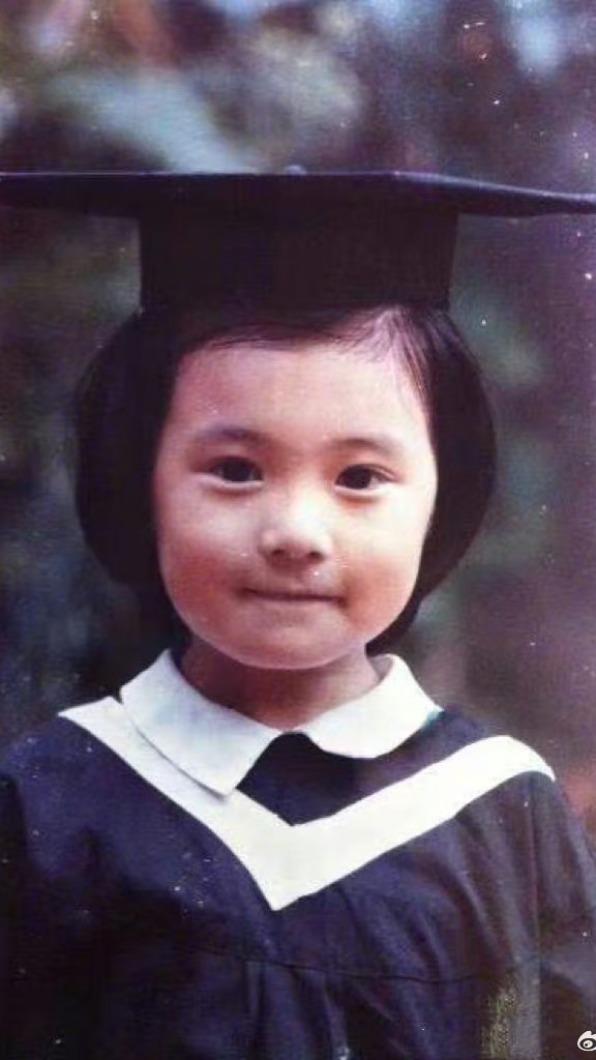 賈靜雯5歲稚嫩畢業照曝光,大眼睛充滿靈氣。(圖/翻攝自賈靜雯微博)