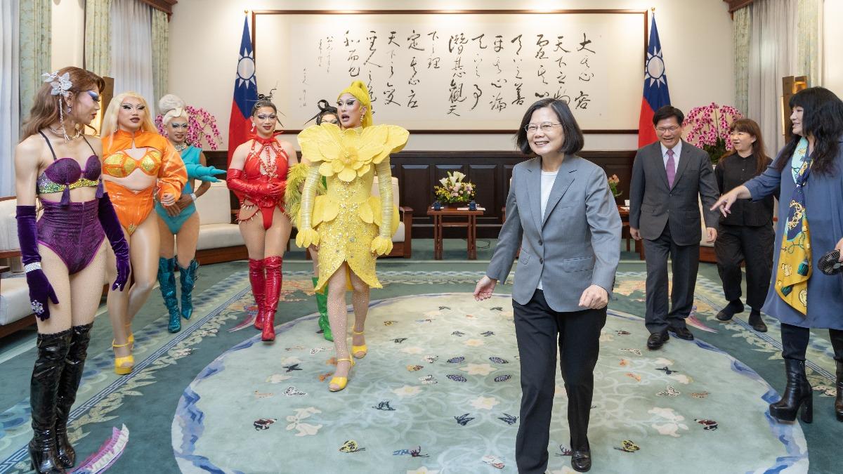 變裝皇后妮妃雅舞進總統府 哽咽謝蔡英文:「成為台灣媽媽」