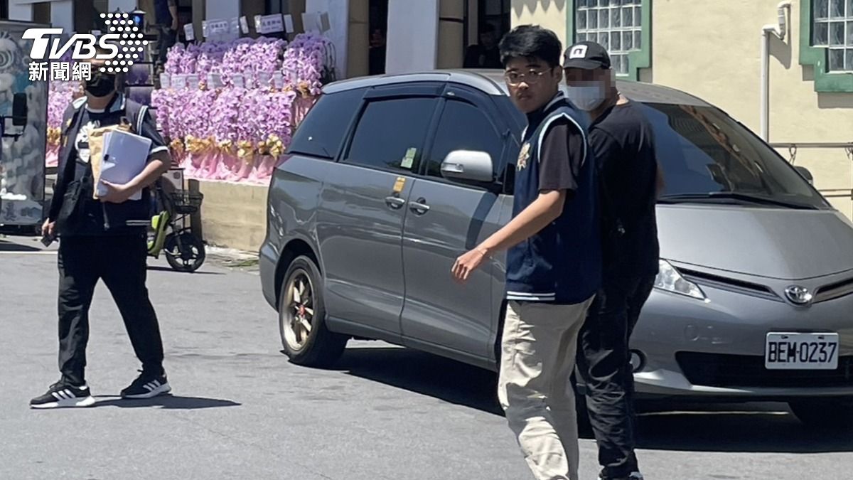 警方將相關人等帶回分局。(圖/曾健銘攝)