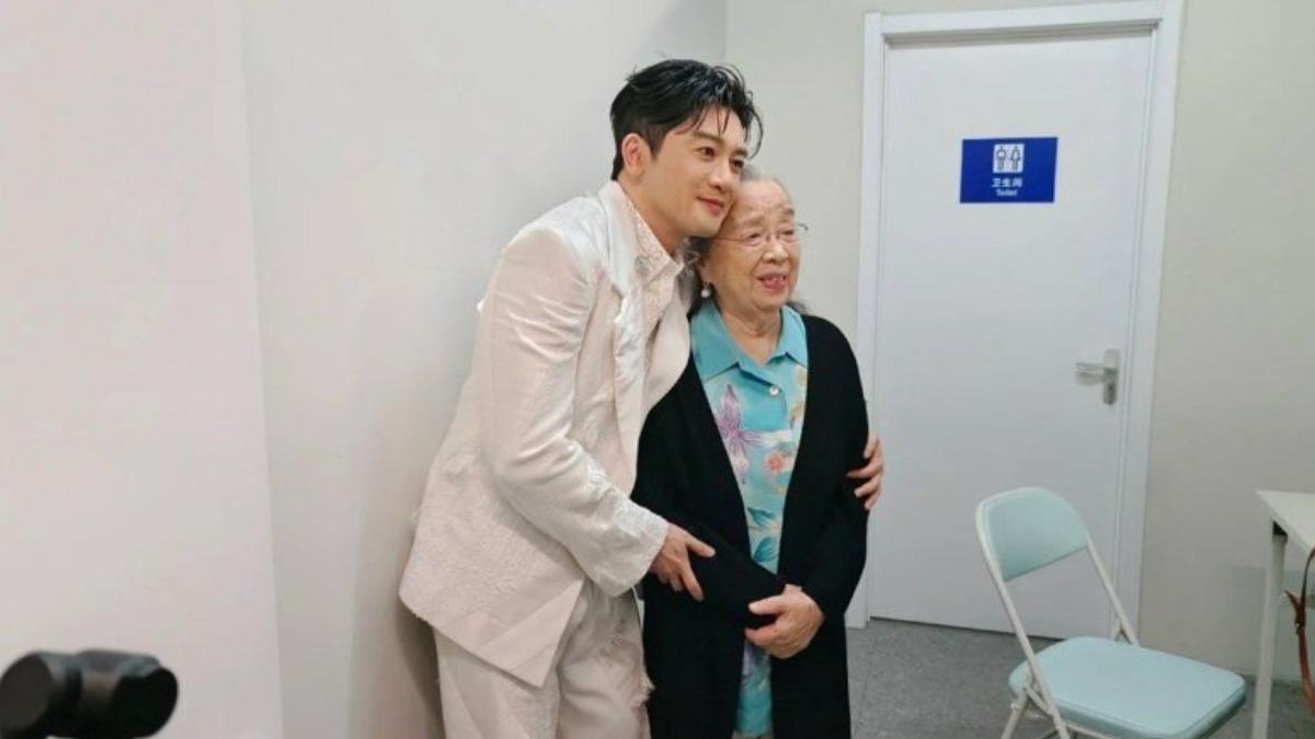 《還珠格格》容嬤嬤現身了! 88歲驚人樣貌曝光 為他揮舞螢光棒
