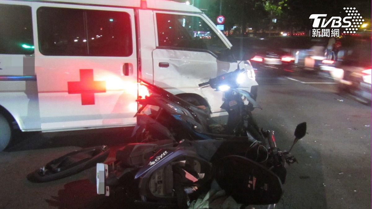 沒聽到鳴笛?台中2機車攔腰撞救護車 騎士噴飛1人昏迷