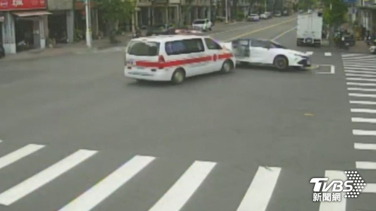 傷重的賴男在送往醫院的途中，遭到未禮讓的小客車駕駛柯男撞上。（圖／TVBS）