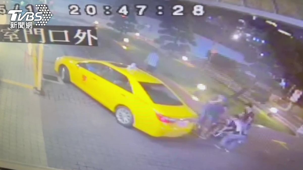郭姓男子從新北土城被開51槍的當鋪搭計程車前往新光醫院就醫。（圖／TVBS）