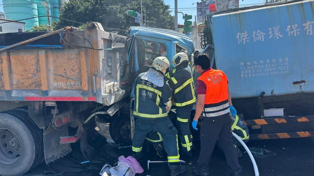 北市洲美快速道路嚴重車禍!垃圾車擠進聯結車 駕駛昏迷送醫