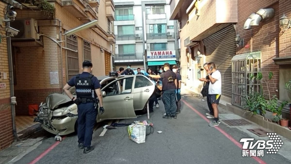 台南悍女「狂飆拒檢」撞2機車衝民宅　遭警開槍還擊狼狽落網