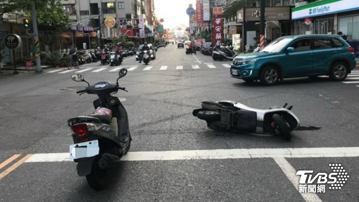 楊女逃跑過程中撞傷2名機車騎士。(圖/TVBS)