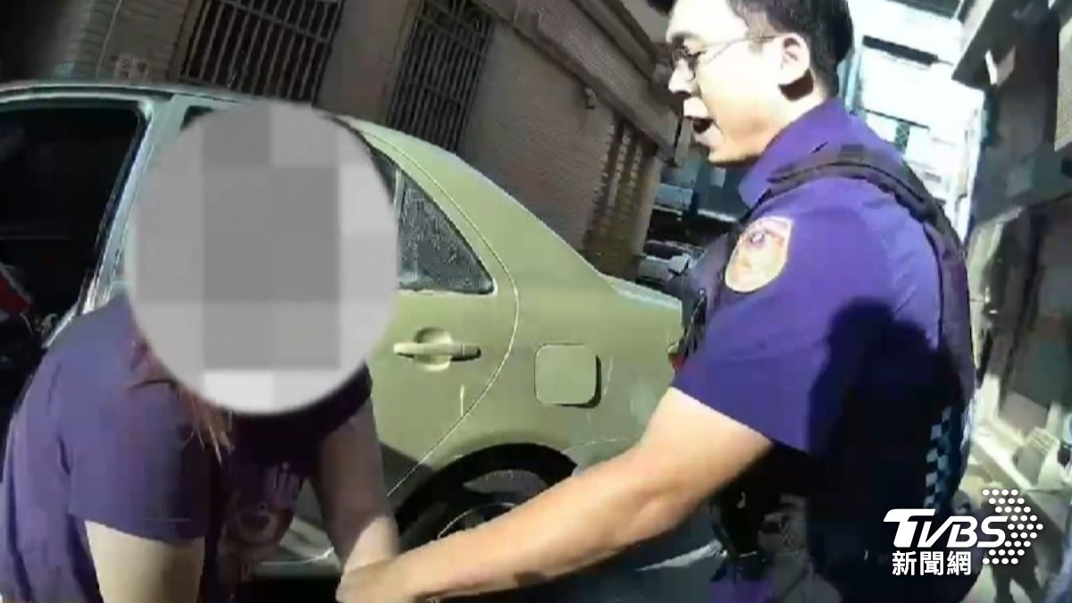 楊女被拉出當場逮捕。(圖/TVBS)