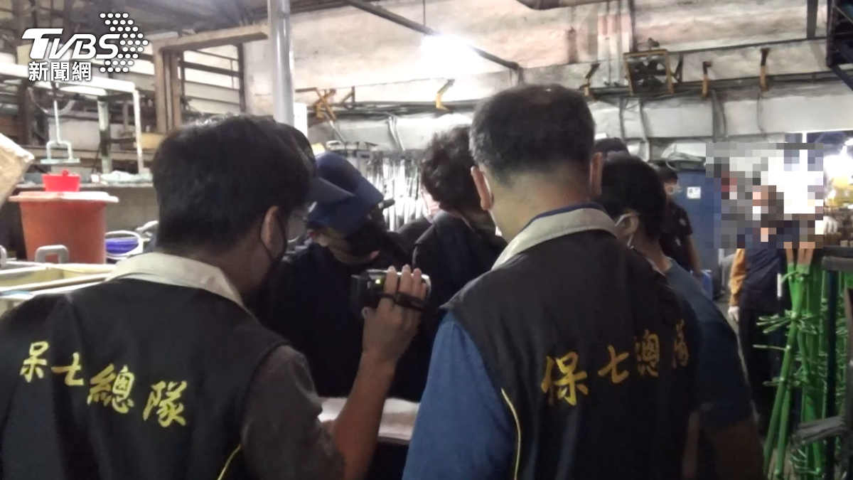 保七總隊員警協助搜索。（圖／TVBS）