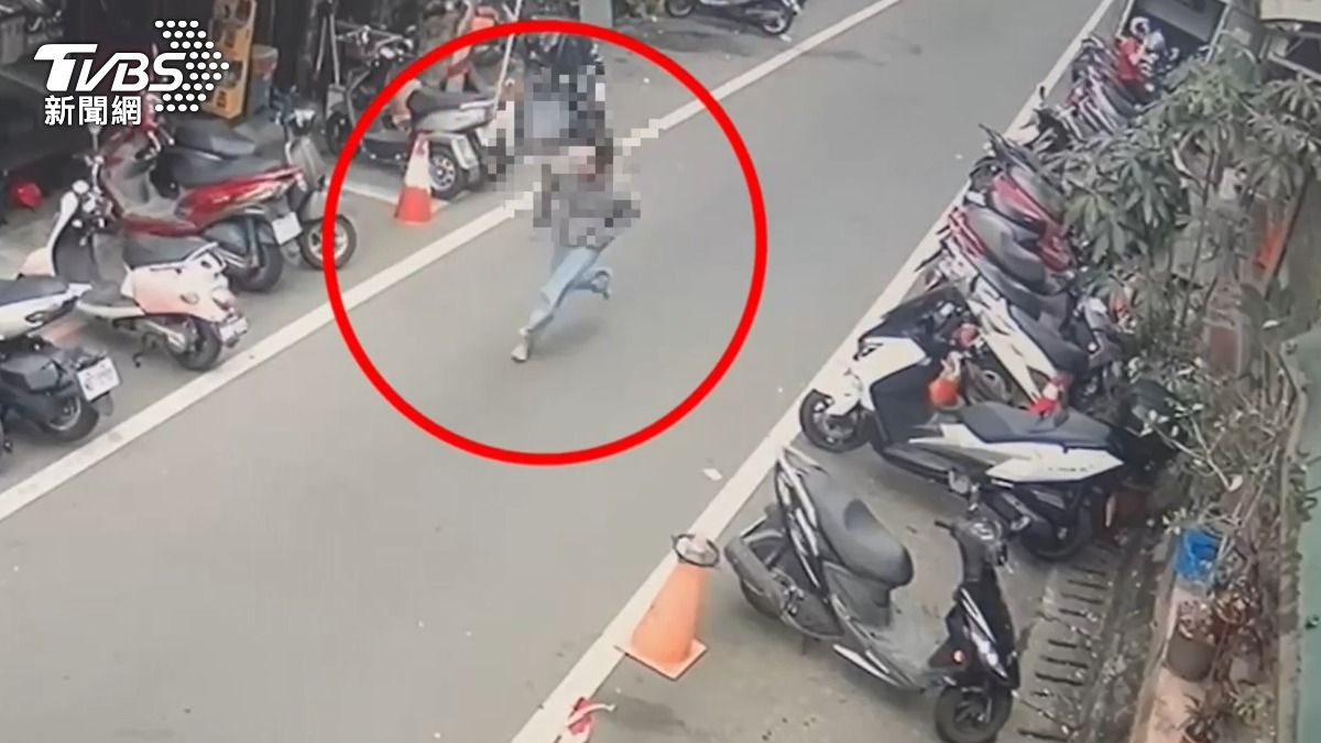 被軟禁的越籍男子趁隙逃跑。（圖／TVBS）