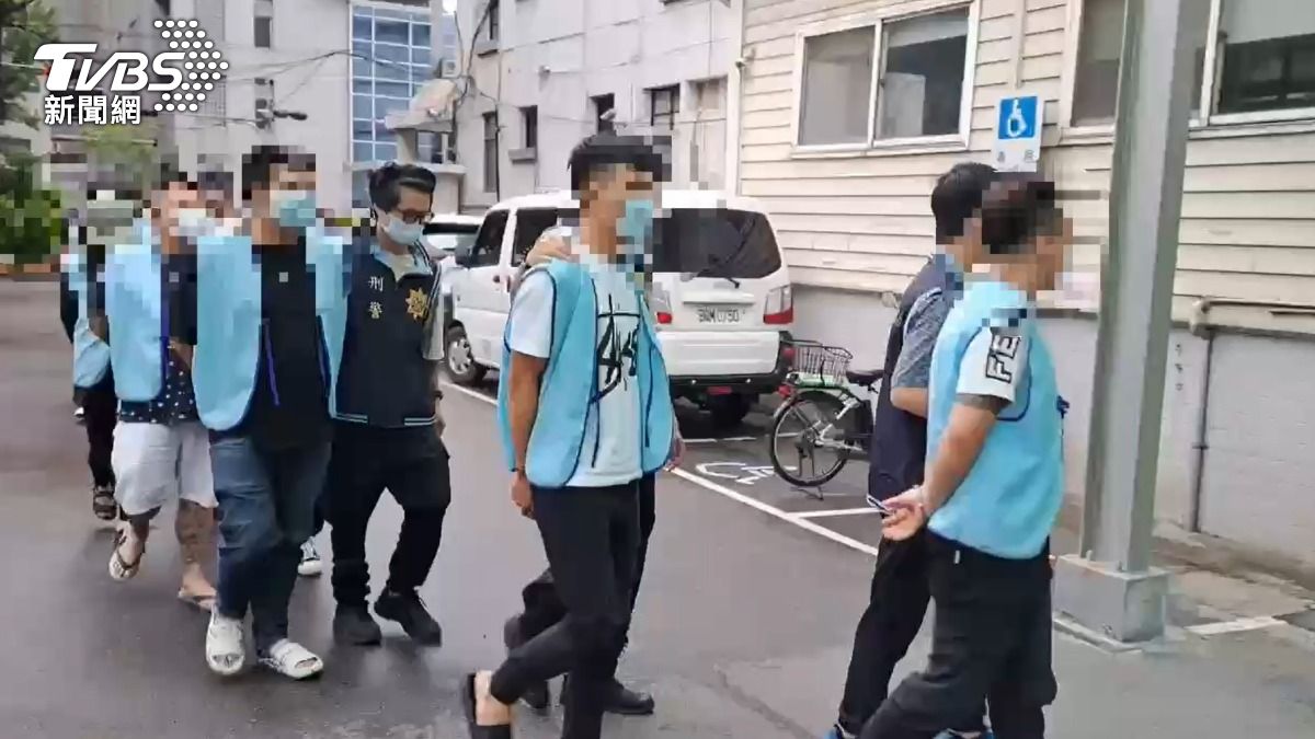 警方將10名黑幫成員移送法辦。（圖／TVBS）