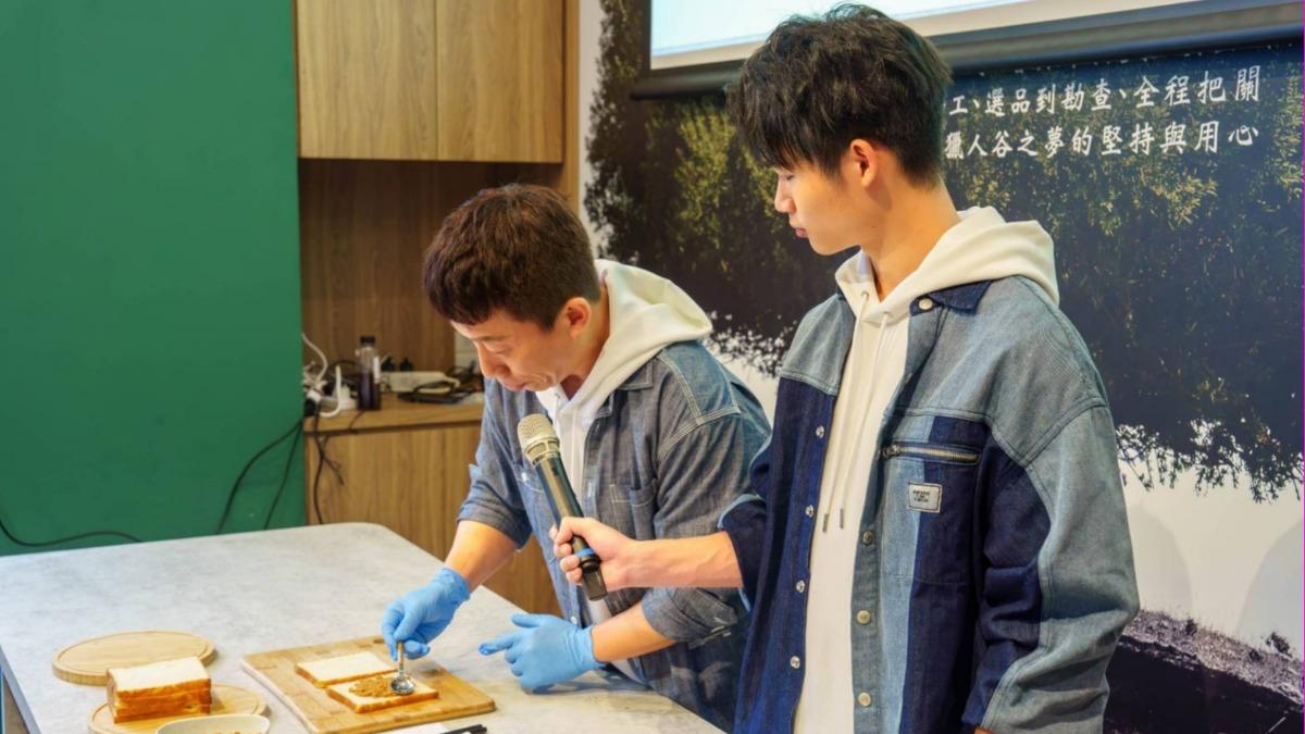 郭子乾現場製作拿手的三明治。(圖/珍愛教育基金會提供)
