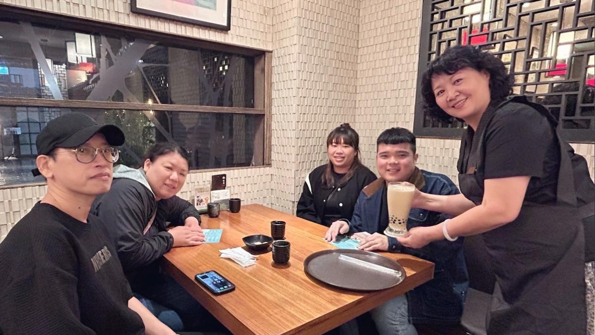 60歲金鐘影后王琄在手搖飲店服務客人。(圖/春河劇團提供)