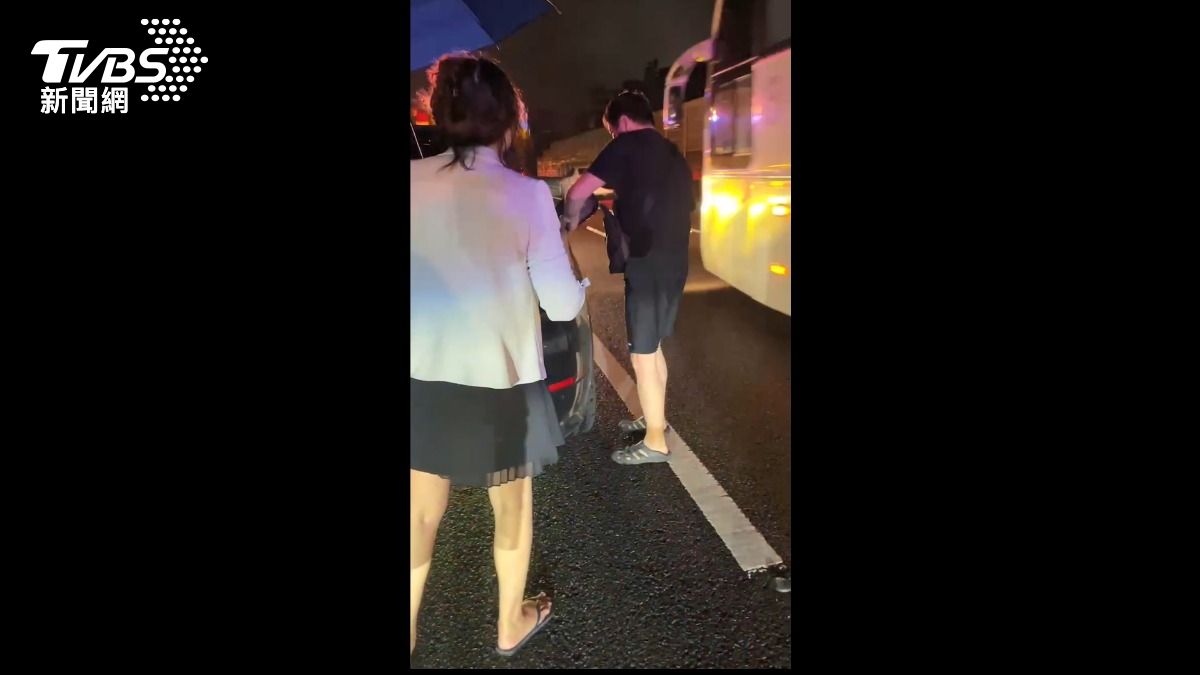 保時捷上國道沒油，駕駛拒絕拖吊。（圖／TVBS）