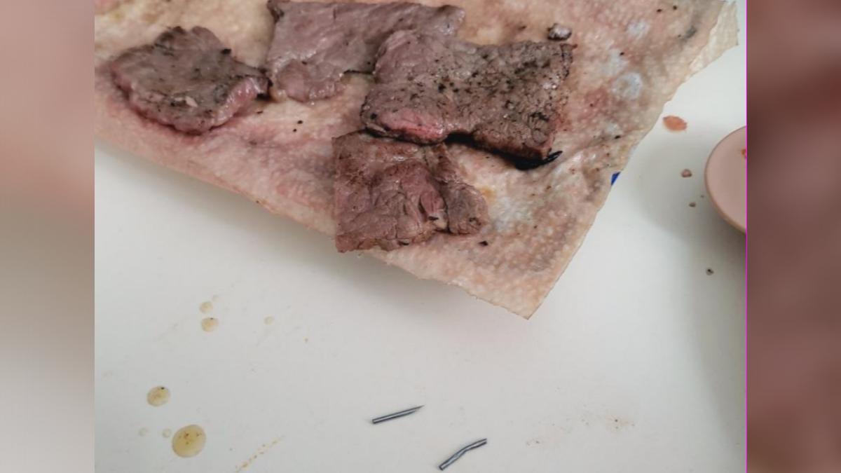 夫婦吃到一半才發現肉中藏有異物。(圖/翻攝自bobaedream)