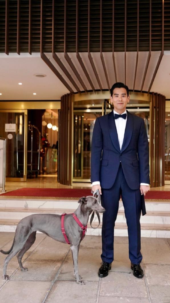 彭于晏帶愛犬Xin前往法國參加坎城影展。（圖／翻攝自彭于晏工作室微博）