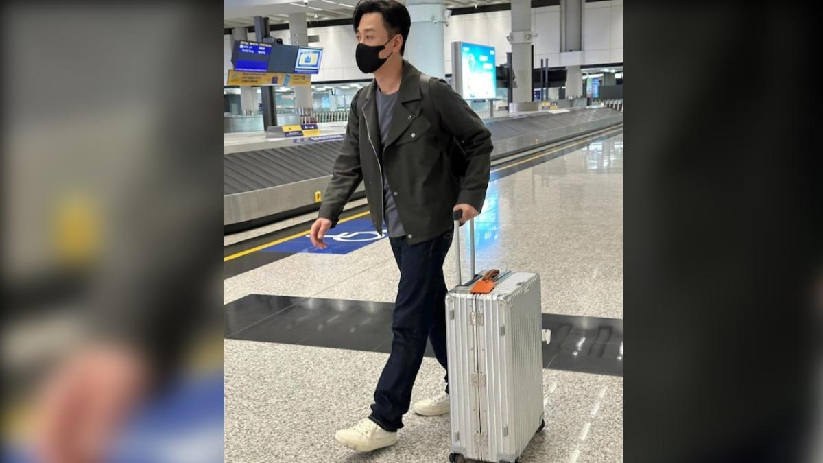 身家20億!富二代港星現身機場 「手推行李箱」低調沒架子