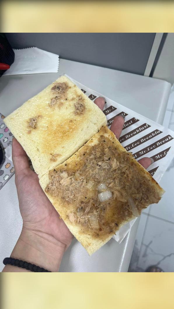 原PO後來回去找老闆後重新獲得一份烤鮪魚吐司。(圖/翻攝爆怨2公社)