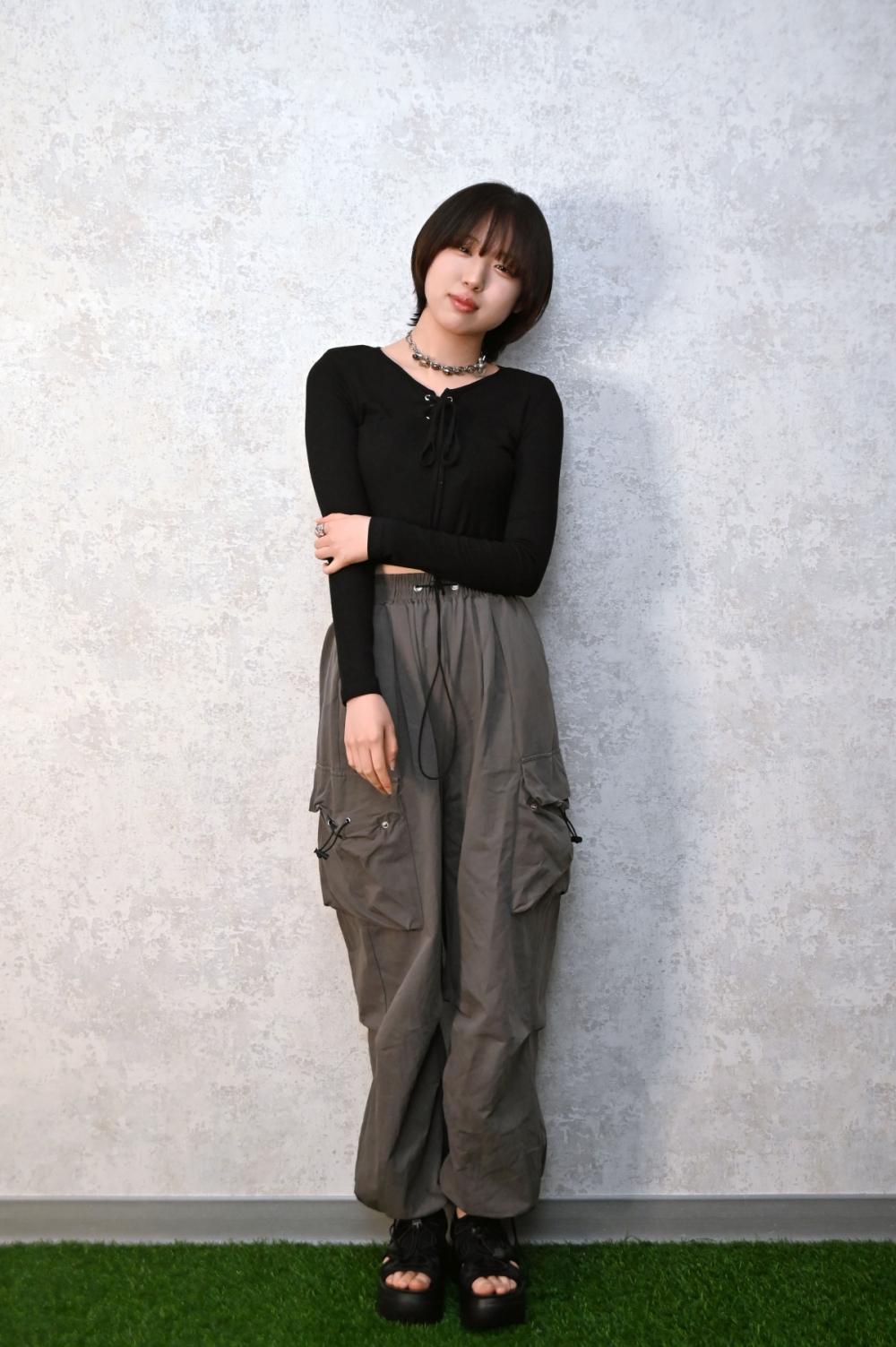 21歲女歌手十明今天也登上RADWIMPS的演唱會。（圖／環球音樂提供）