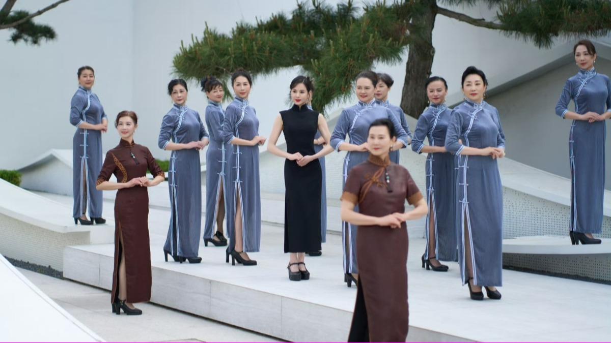 李若彤與同齡婦女拍攝旗袍照。(圖/翻攝自微博)
