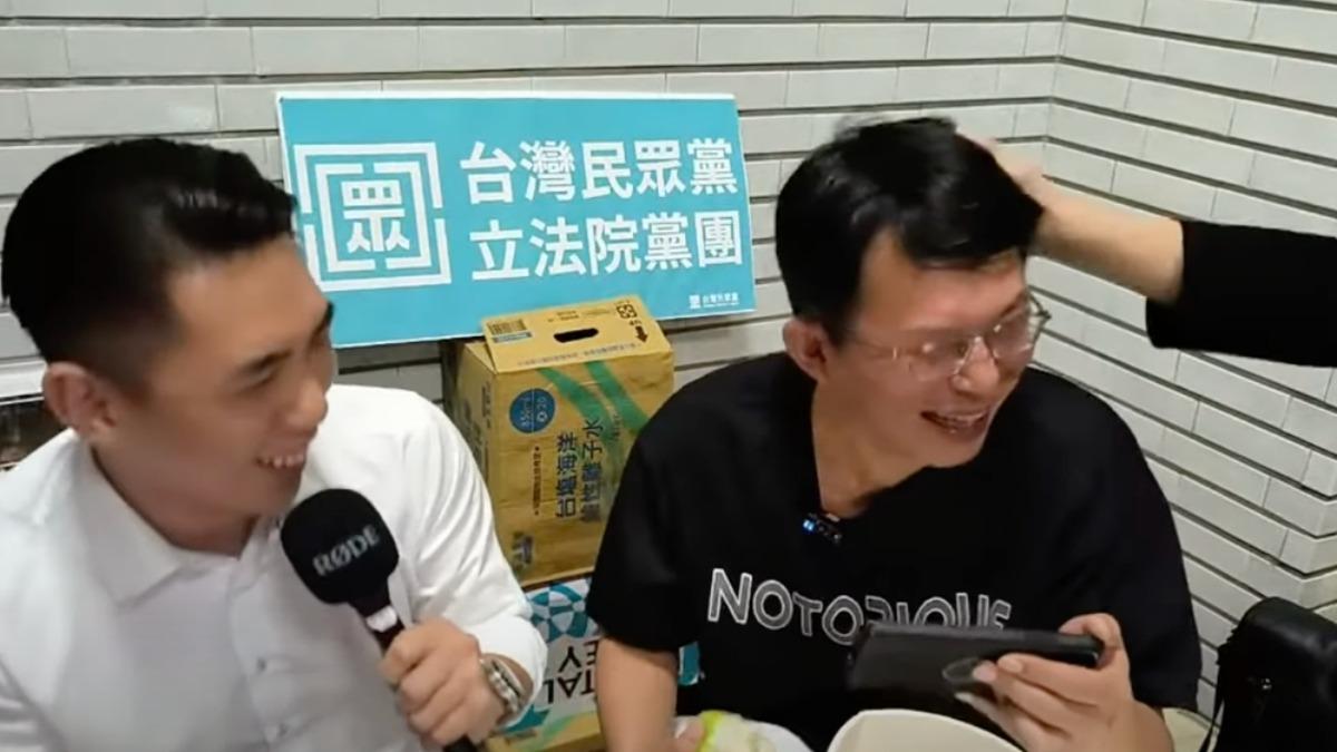 藍白夜宿議場!傅崐萁探班 還「笑拍黃國昌的頭」